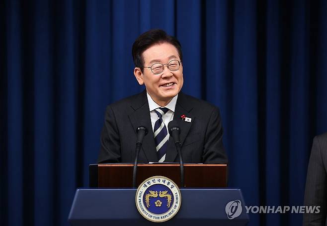 이재명 대통령, 대국민 특별성명 (서울=연합뉴스) 김도훈 기자 = 이재명 대통령이 12·3 비상계엄 사태 1주년인 3일 용산 대통령실에서 '빛의 혁명 1주년 대국민 특별성명'을 발표한 뒤 취재진의 질문에 답하고 있다. 2025.12.3 superdoo82@yna.co.kr