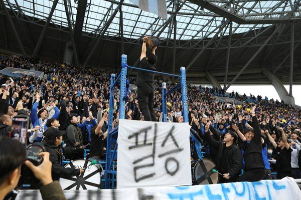 지난 23일 인천 유나이티드 K리그2 마지막 라운드 경기가 종료된 뒤 우승 상패를 들어올리고 있는 서포터스 ‘파랑검정’. 2025.11.23/배상현 인천 유나이티드 서포터스 파랑검정 콜리더 제공