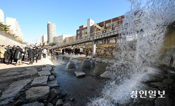 4일 오전 인천 부평1동 행정복지센터 인근 굴포천 생태하천복원사업 현장에서 열린 물맞이 행사에서 폭포 같은 물줄기가 30여년 만에 굴포천 생태하천에 공급되고 있다. 2025.12.4 /조재현기자 jhc@kyeongin.com