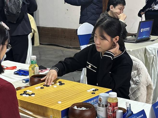오청원배 16강전을 치르고 있는 오유진 9단.(사진 한국기원 제공)