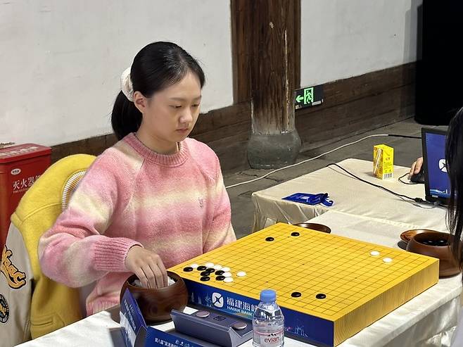 오청원배 16강전에서 대국하고 있는 김은지 9단.(사진 한국기원 제공)