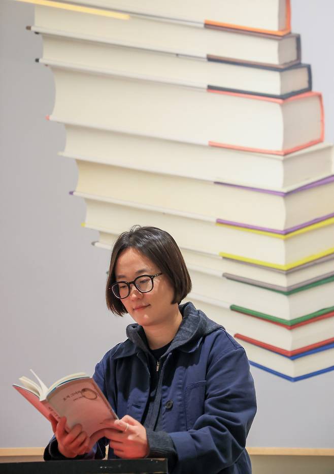 지난달 서울 마포구 한 카페에서 만난 김혜진 소설가./박성원 기자