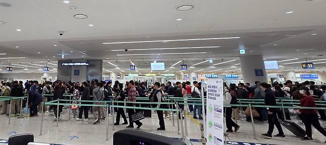 3일 오후 인천국제공항 제2여객터미널 1번 출국장 내에서 승객들이 보안검색을 받기 위해 줄을 선 모습./조은임 기자