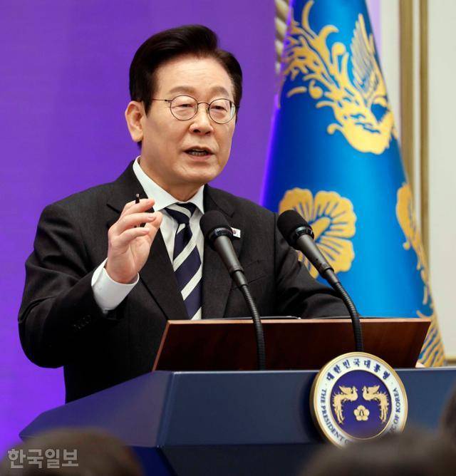 이재명 대통령이 불법 계엄 1년을 맞은 지난 3일 서울 청와대 영빈관에서 외신 기자회견을 하고 있다. 왕태석 선임기자