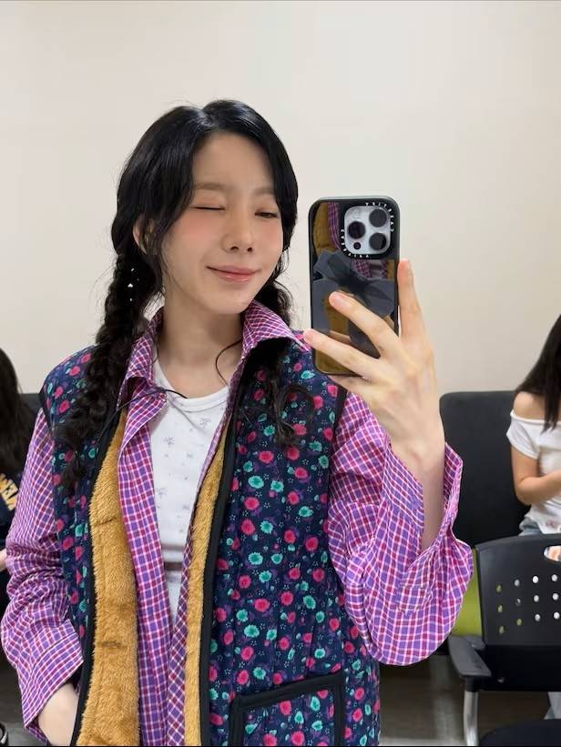 인스타그램과 틱톡에서는 ‘김장 룩북’, ‘레트로 누빔 코디’, ‘할머니 코어’ 등의 해시태그가 연달아 생성되며 유행 흐름을 이어가고 있다. 여기에 블랙핑크 제니, 에스파 카리나 등 스타들이 누빔 조끼를 걸친 스냅 사진을 공개하며 ‘김장 조끼’는 확실한 패션 코드로 자리 잡았다. 태연(@taeyeon_ss) 인스타그램 갈무리