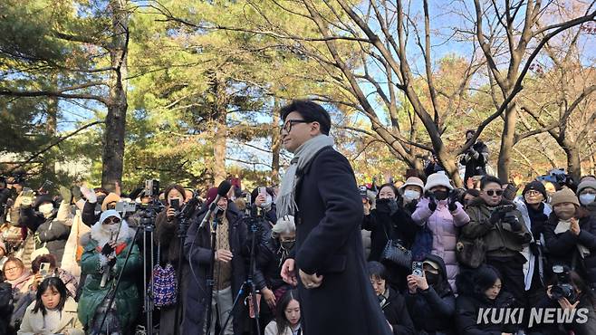 한동훈 전 국민의힘 대표가 3일 국회도서관 앞에서 12·3 비상계엄 사태 1년 기자회견을 열고, 브리핑하고 있다. 임현범 기자