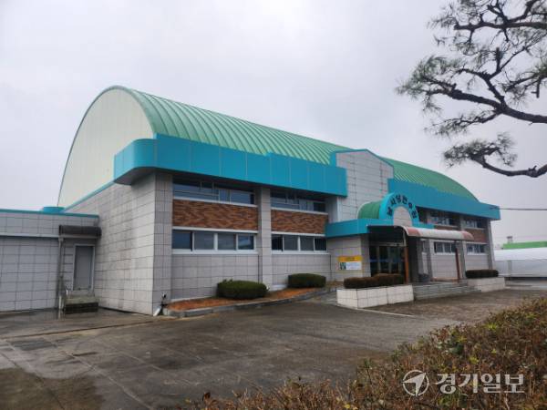서운중학교 입구에 자리잡은 남사당전수관 모습. 박화선기자