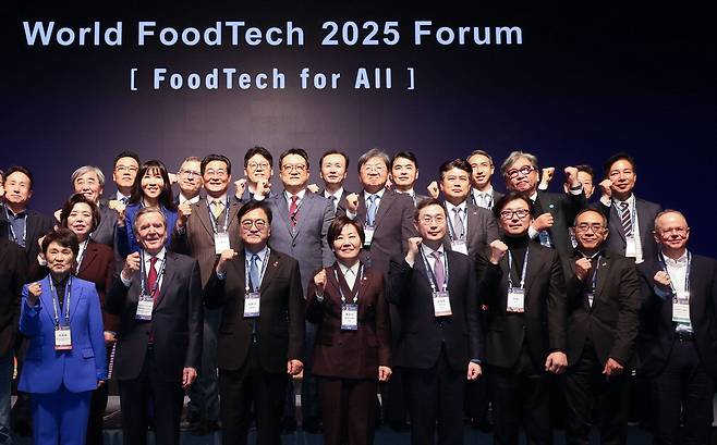 4일 서울 JW메리어트호텔에서 열린 '월드푸드테크포럼 2025'에서 강금실 전 법무부 장관, 게르하르트 슈뢰더 전 독일 총리, 우원식 국회의장, 송미령 농림축산식품부 장관, 장승준 매경미디어 부회장, 이완 작가(앞줄 왼쪽부터)등이 기념촬영을 하고 있다. 이승환 기자