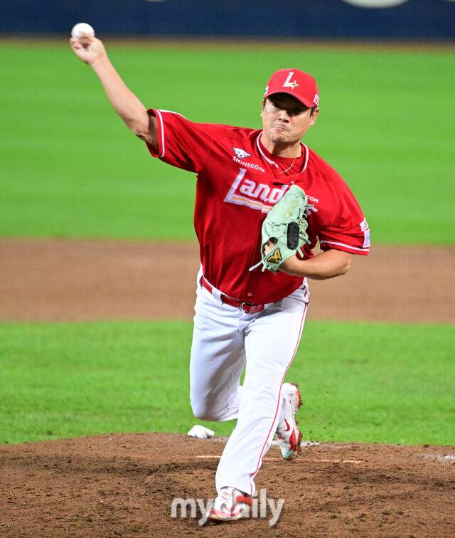 2025년 10월 14일 오후 대구 삼성라이온즈파크에서 열린 '2025 신한 SOL Bank KBO 포스트시즌' SSG 랜더스와 삼성 라이온즈의 준플레이오프 4차전 경기. SSG 노경은이 6회말 구원등판해 역투하고 있다./마이데일리