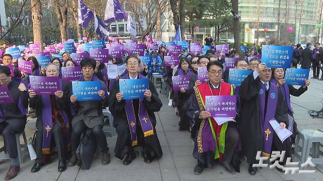 극우 개신교의 대형집회와 선정적인 언어, 과격한 행동과 폭력이 언론의 집중 조명을 받았지만 보이지 않는 곳곳엔 정의와 평화를 위해 헌신한 그리스도인들의 노력이 있었다.