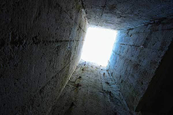 대한민국 근대문화유산에 등록된 어승생악의 일제 토치카 진지. 내부에서 본 환기구다.