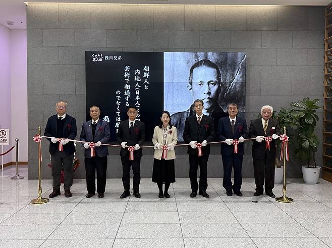 4일 일본 도쿄 신주쿠구에 있는 한국문화원에서 열린 아사카와 형제 특별 기획전 개막식에서 박영혜 한국문화원장(가운데), 야마우치 가즈토시 일본 야마나시현 호쿠토시 부시장(왼쪽 세 번째) 등 주요 참석자들이 테이프 커팅식을 하고 있다. 도쿄=유태영 특파원