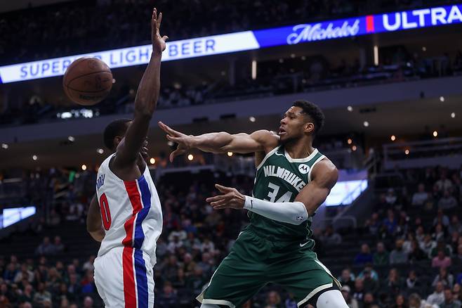 야니스 아데토쿤보가 4일 미국 위스콘신주 밀워키의 파이서브 포럼에서 열린 디트로이트 피스턴스와 2025~2026 미국프로농구 정규리그 홈경기에서 패스를 하고 있다. 밀워키 | AP연합뉴스