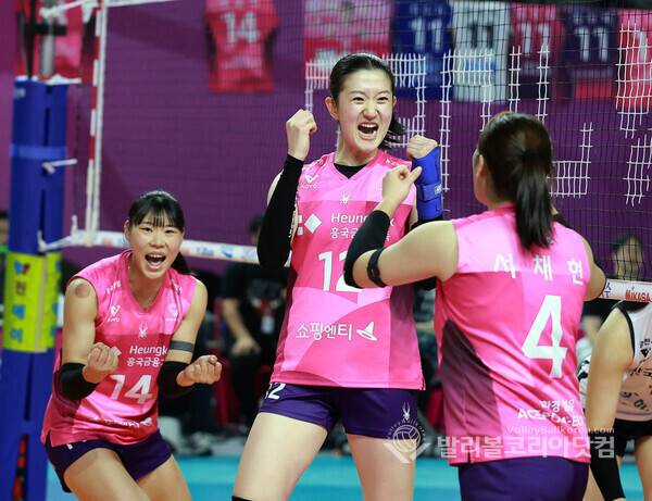 3일 흥국생명과 한국도로공사 경기에서 이다현이 블로캉 득점을 하고 기뻐하는 모습.2025.12.3.