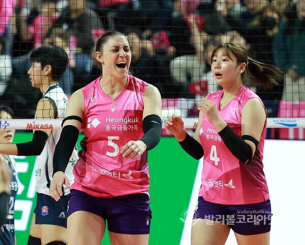 3일 흥국생명과 한국도로공사 경기에서 피치가 도로공사 공격을 블로킹 시키고 기뻐하는 모습.2025.12.3.