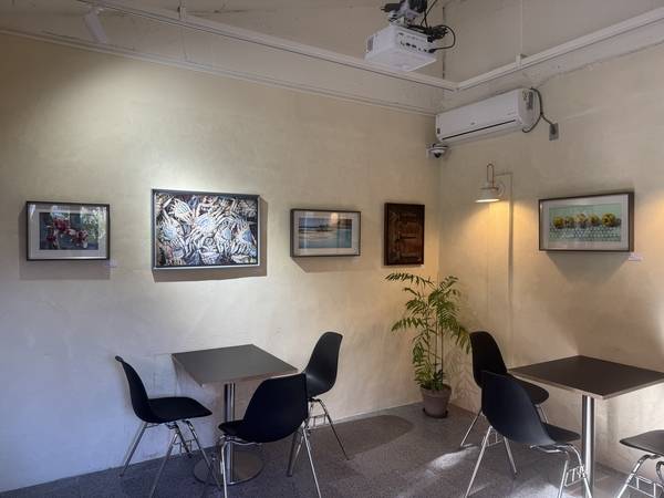 21일까지 창원 가로수길 갤러리 오티움에서 열리는 진해 그림 모임 오일꽃 세 번째〈꿈을 그리다〉 전시 모습. /이서후 기자