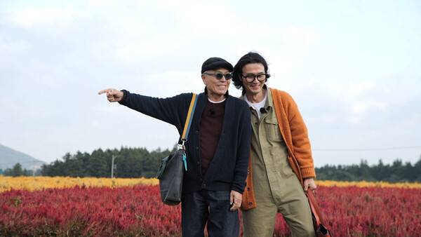 서귀포시 표선면 보롬왓 메밀밭에서 촬영중인 허영만씨와 배우 이성재씨.(사진제공=제주관광공사)