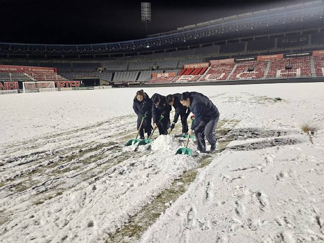 부천FC 직원들이 제설 작업을 하고 있다. 사진=부천FC