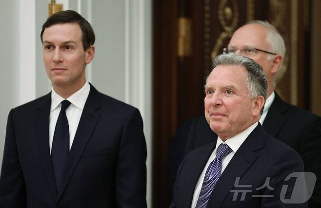 모스크바를 방문한 스티브 위트코프 미국 백악관 특사(오른쪽) 와 트럼프 미국 대통령의 사위 재러드 쿠슈너 전 백악관 선임고문. 2025.12.02. ⓒ AFP=뉴스1 ⓒ News1 이지예 객원기자