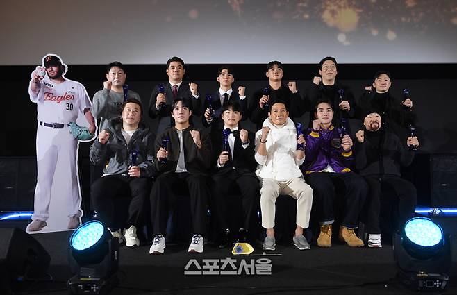 4일 서울 영등포구 타임스퀘어 CGV 영등포 스크린X관에서 열린 ‘제39회 스포츠서울 올해의 상’에서 수상자들이 기념촬영을 하고 있다. 윗줄 왼쪽부터 올해의 선수 한화 폰세(등신대), 올해의 반전 두산 양의지, 올해의 성취 SSG 노경은, 특별상 LA다저스 김혜성, 올해의 MIP NC 김주원, 올해의 리더 KT 김현수, 올해의 수비 LG 신민재, 아래줄 왼쪽부터 올해의 기록 삼성 최형우, 올해의 투수 삼성 원태인, 올해의 타자 한화 문현빈, 올해의 감독 LG 염경엽 감독, 올해의 신인 KT 안현민, 올해의 코치 LG 김용일 코치. 영등포 | 박진업 기자 upandup@sportsseoul.com