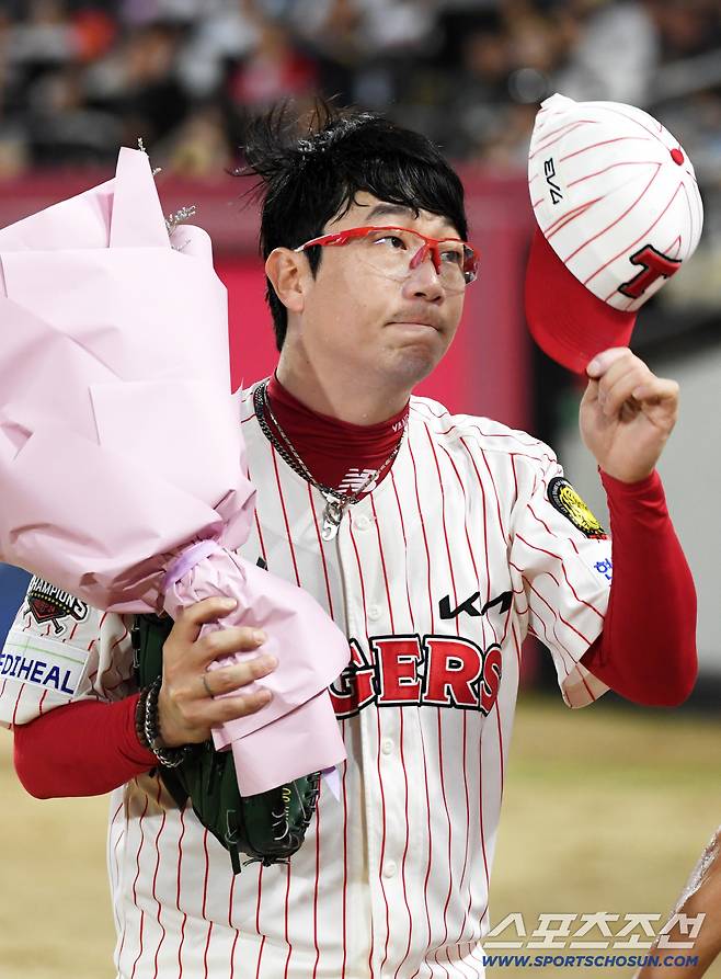 27일 광주 기아챔피언스필드에서 열린 KIA 타이거즈와 NC 다이노스의 경기. KBO리그 역대 최초 11시즌 연속 150이닝 기록을 세운 KIA 타이거즈 선발 양현종이 팬들에게 인사를 하고 있다. 광주=박재만 기자 pjm@sportschosun.com/2025.09.27/
