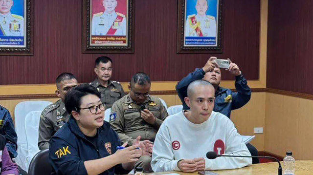 지난해 12월 말 태국에서 납치됐다 올해 1월 구출된 중국 배우 왕싱(앞 줄 오른쪽)이 태국·미얀마 국경 근처 딱주 매솟에서 태국 경찰과 대화하고 있다. 태국 왕립 경찰