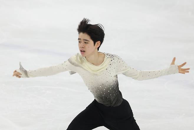 <yonhap photo-4722=""> 경기 펼치는 서민규 (서울=연합뉴스) 신준희 기자 = 30일 목동아이스링크에서 열린 2025 전국남녀 피겨스케이팅 회장배 랭킹대회 남자 싱글 프리스케이팅에 출전한 서민규가 경기를 펼치고 있다. 이번 대회는 2026 밀라노·코르티나담페초 동계올림픽에 나설 대표팀 선수(남자 2명·여자 2명)를 뽑기 위한 1차 선발전이다. 2025.11.30 hama@yna.co.kr/2025-11-30 14:26:32/ <저작권자 ⓒ 1980-2025 ㈜연합뉴스. 무단 전재 재배포 금지, AI 학습 및 활용 금지></yonhap>