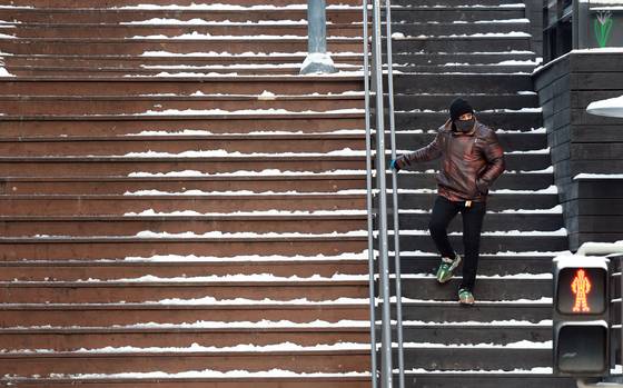 폭설 후 한파로 도로 곳곳이 얼어붙은 5일 서울 이태원역 인근에서 시민이 빙판길을 조심히 걷고 있다. 연합뉴스