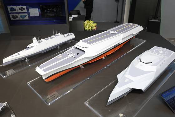 HD현대중공업이 마덱스 2025에서 선보인 미래 함정들. 제일 왼쪽에 있는 미래형 전투함이 안두릴과 공동제작하는 ASV 시제함과 다소 비슷한 형상이다. 왼쪽 둘째부터는 미래형 무인전력모함, 기동형 무인전력모함. HD현대중공업