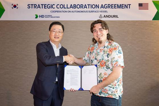 지난 19일 서울 중구 웨스틴 조선호텔에서 HD현대중공업 주원호 사장(왼쪽)과 팔머 럭키 안두릴 공동 설립자가 ASV 설계 및 건조계약을 체결하고 있다. 사진 HD현대