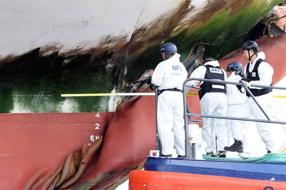 지난 20일 오전 전남 목포시 삼학부두에서 해경과 국과수가 여객선 퀸제누비아2호에 대한 감식을 하고 있다. 해당 선박은 항해사가 주의의무를 다하지 않아 좌초됐는데, 자율운항기술이 도입되면 이런 일이 줄어들 가능성이 있다. 연합뉴스