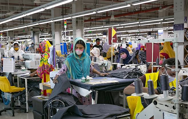 2021년 7월 5일(현지시간) 방글라데시 다카에 있는 한 의류 공장의 여성 노동자들이 공장에서 일하고 있다. 게티이미지