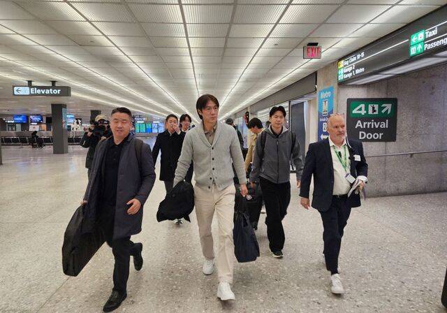 홍명보(가운데) 한국 축구 대표팀 감독이 4일 미국 워싱턴DC 인근 덜레스 국제공항을 통해 입국하고 있다. 홍 감독은 6일 열리는 2026 북중미월드컵 조 추첨식에 참석한다. 연합뉴스