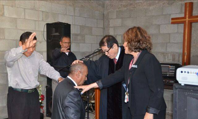 김석기 목사가 2008년 멕시코 티후아나 교회의 후임으로 모세 목사를 안수하고 있다.