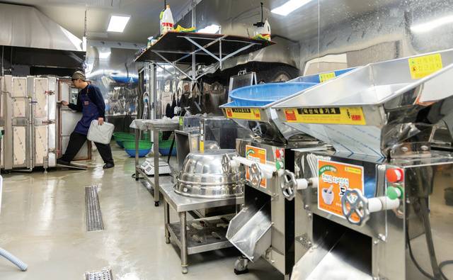 제분·발효·증기찜·포장 등 떡 제조 설비를 갖춘 공장 내부 모습.