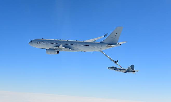 공군 KC-330 공중급유기가 KF-21 전투기에 공중급유를 하고 있다.방위사업청 제공