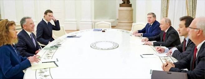 스티브 윗코프 중동특사(왼쪽 맨 앞에서 시계방향으로 두 번째)와 도널드 트럼프 미국 대통령의 사위 재러드 쿠슈너(세 번째) 등 미국 대표단이 2일(현지시간) 러시아 크렘린궁에서 블라디미르 푸틴 대통령(다섯 번째)과 우크라이나 종전안을 논의하고 있다. 로이터 연합뉴스