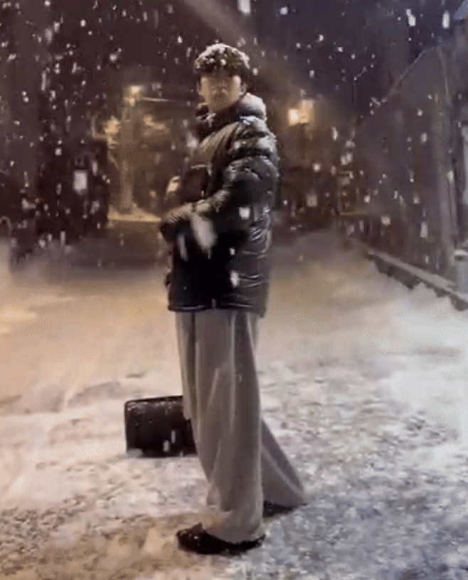 ▲ 임영웅의 제설 작업 선행과 더불어 대전 머플러를 착용한 모습은 K리그와 축구 문화 자체에 애정을 쏟고 있음을 보여주는 상징적인 장면이다. 임영웅이 불러일으킨 선한 영향력과 대전하나시티즌 구단이 함께 일궈낸 성공적인 마케팅 사례로 꼽힌다. ⓒ 임영웅 SNS