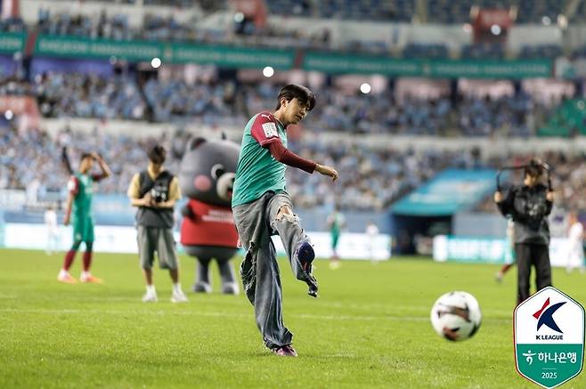 ▲ 임영웅의 제설 작업 선행과 더불어 대전 머플러를 착용한 모습은 K리그와 축구 문화 자체에 애정을 쏟고 있음을 보여주는 상징적인 장면이다. 임영웅이 불러일으킨 선한 영향력과 대전하나시티즌 구단이 함께 일궈낸 성공적인 마케팅 사례로 꼽힌다. ⓒ한국프로축구연맹