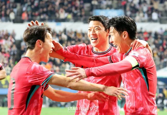 대표팀 주장 손흥민이 4일 대전월드컵경기장에서 열린 대한민국축구대표팀과 볼리비아(FIFA 랭킹 76위)와의 친선경기에서 후반전 초반 프리킥을 성공시킨 후 기뻐하고 있다. /사진=강영조 선임기자