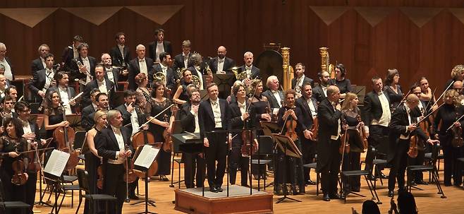 산타 체칠리아 오케스트라 (서울=연합뉴스) 임순현 기자 = 산타 체칠리아 오케스트라 4일 서울 예술의전당에서 열린 내한공연을 마친 뒤 관객에게 인사하고 있다. 2025.12.04 hyun@yna.co.kr