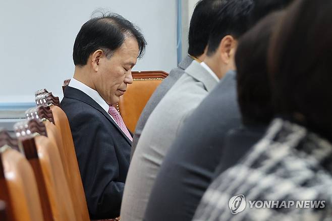 윤한홍 "똥 묻은 개가 겨 묻은 개 비판하는 꼴" (서울=연합뉴스) 김주성 기자 = 원조 친윤(친윤석열)으로 불렸던 국민의힘 3선 중진인 윤한홍 의원이 5일 서울 여의도 국회에서 열린 '혼용무도(昏庸無道) 이재명 정권 6개월 국정평가 회의'에서 굳은 표정으로 참석자들의 발언을 듣고 있다.
이날 윤 의원은 "윤석열 전 대통령과의 인연, 골수 지지층의 손가락질을 다 벗어던지고 계엄의 굴레를 벗어나자"고 말했다. 또 "우리 당 지지율은 과락 수준에서 변동이 없다. 왜 그렇겠느냐"며 "똥 묻은 개가 겨 묻은 개 비판하는 꼴이니 우리가 아무리 이재명 정부를 비판해도 국민 마음에 다가가지 못한다. 백약이 무효"라고 지적했다. 2025.12.5 utzza@yna.co.kr