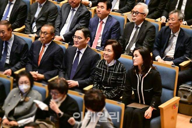 이재용 삼성전자 회장과 홍라희 전 삼성미술관 리움 관장, 이서현 삼성복지재단 이사장이 지난 2023년 10월 19일 경기도 용인 삼성전자 인재개발원 콘서트홀에서 열린 ‘이건희 선대회장 3주기 추모 음악회’에 참석했다. (사진=삼성전자)