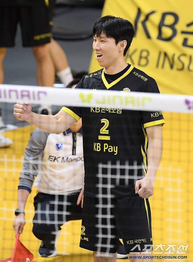 22일 의정부 경민대학교 체육관에서 열린 V리그 남자부 KB손해보험과 우리카드의 경기. KB손해보험 황택의가 득점 후 환호하고 있다. 의정부=박재만 기자 pjm@sportschosun.com/2025.11.22/
