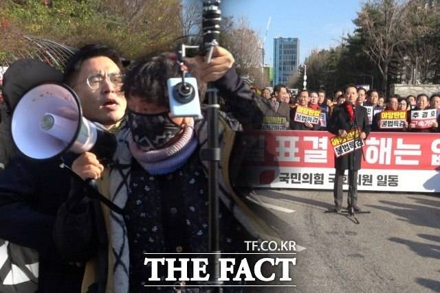 장동혁(오른쪽) 국민의힘 대표가 2일 규탄 발언을 준비하는 가운데, 한 유튜버가 확성기로 고함치자 당 관계자가 이를 제지하는 모습. /김민지 기자