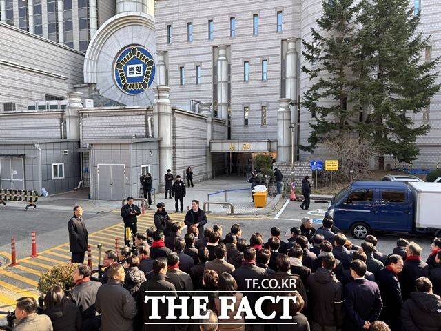 국민의힘 의원들이 지난해 12월 3일 당시 계엄 해제 표결을 방해한 혐의로 구속 전 피의자 심문(영장실질심사)을 받는 추경호 의원의 출석을 지켜보기 위해 2일 오후 서울 서초구 서초동 서울중앙지방법원 앞에서 대기하는 모습. /이하린 기자