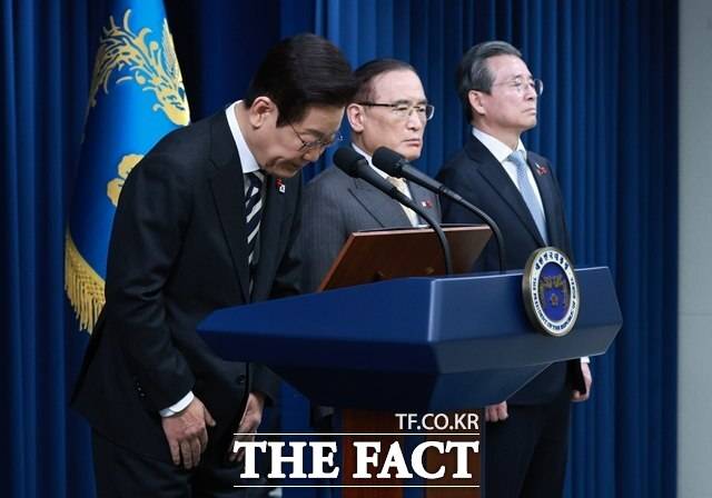 이재명 대통령이 비상계엄 1년인 지난 3일 서울 국회 앞에서 열리는 대외 행사에 참석하려 했으나 경호 문제로 취소했다. 사진은 이 대통령이 지난 3일 용산 대통령실에서 빛의 혁명 1주년 대국민 특별성명을 발표한 뒤 인사하는 모습. /뉴시스