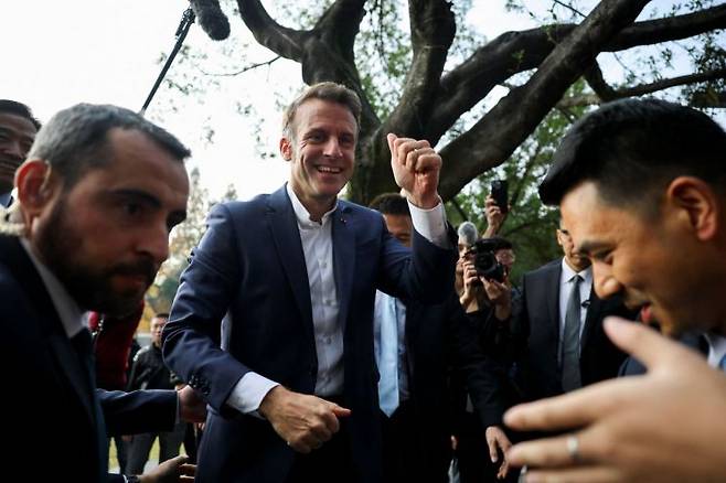 에마뉘엘 마크롱 프랑스 대통령이 5일(현지시간) 중국 청두에 위치한 쓰촨대학교를 방문하고 있다. 로이터연합뉴스