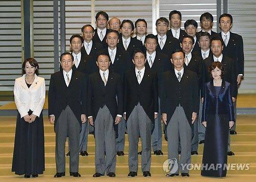 지난 2012년 12월 26일 출범한 아베 신조 제 2차 내각. 당시 아소 다로 부총리(앞줄 왼쪽 세번째), 아베 신조 총리(앞줄 왼쪽 네번째), 두번째줄 왼쪽부터 기시다 후미오 외무상(두번째줄 왼쪽 첫번째), 모테기 도시미쓰 경제산업상(두번째줄과 세번째줄 사이), 스가 요시히데 관방장관(세번째줄 왼쪽 첫번째) 등 내각 관료들이 왕실에서 인증서를 받은 뒤 기념사진을 찍고 있다. 사진=연합뉴스