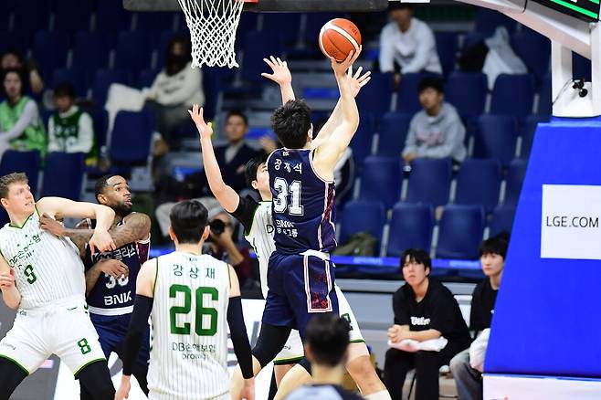 6일 부산 케이씨씨(KCC)와 원주 디비(DB)의 경기. 한국농구연맹 제공